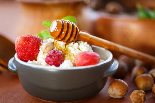 Cottage cheese with fresh fruit and honey — Stock Photo, Image
