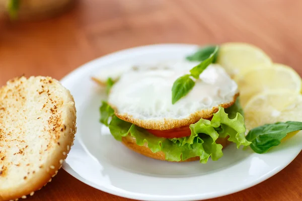 Sanduíche com ovo e legumes — Fotografia de Stock