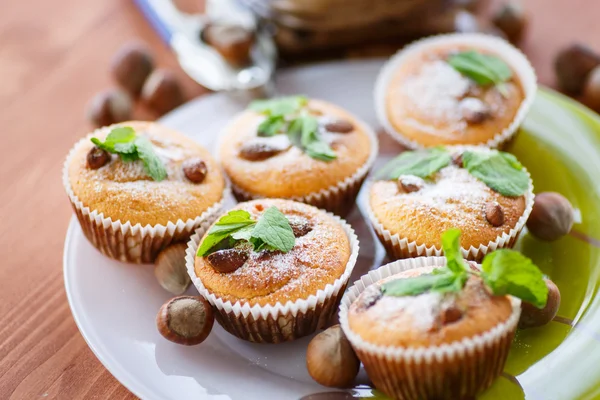 Doces cupcakes de coalhada com avelãs — Fotografia de Stock