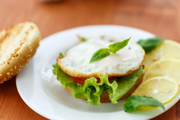Бутерброд з яйцем та овочами — стокове фото
