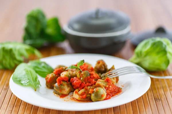 브뤼셀 새싹 토마토 소스에 구운 — 스톡 사진