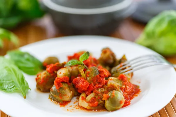 Cavolini di Bruxelles cotti in salsa di pomodoro — Foto Stock