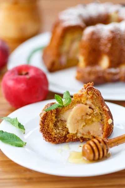 Яблочный и медовый пирог — стоковое фото