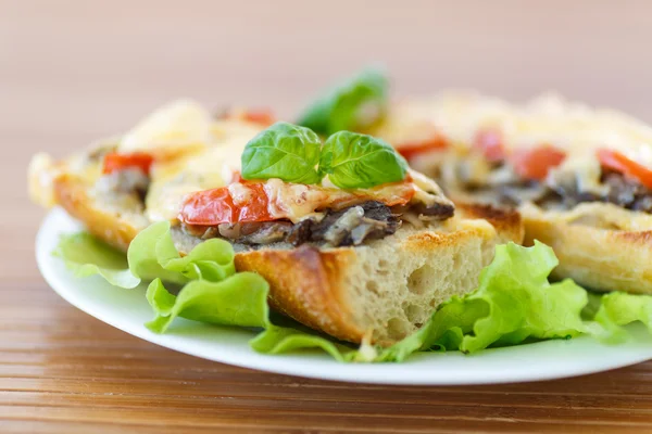 Bruschetta com cogumelos e queijo — Fotografia de Stock