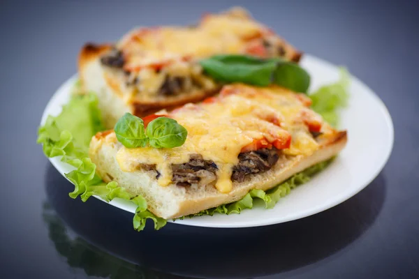 Bruschetta con champiñones y queso —  Fotos de Stock