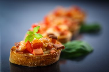 peynir ve domates Bruschetta