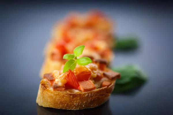 Bruschetta con queso y tomates —  Fotos de Stock