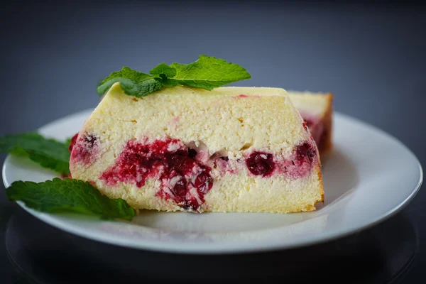Cottage cheese pie with berries — Stock Photo, Image