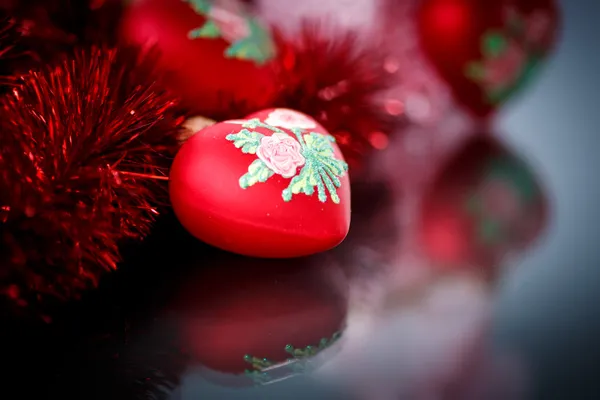Різдвяні червоні серця з червоною гірляндою — стокове фото
