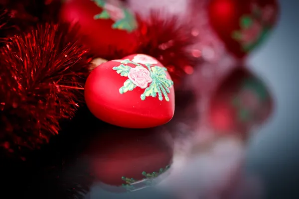 Coeurs rouges de Noël avec guirlande rouge — Photo