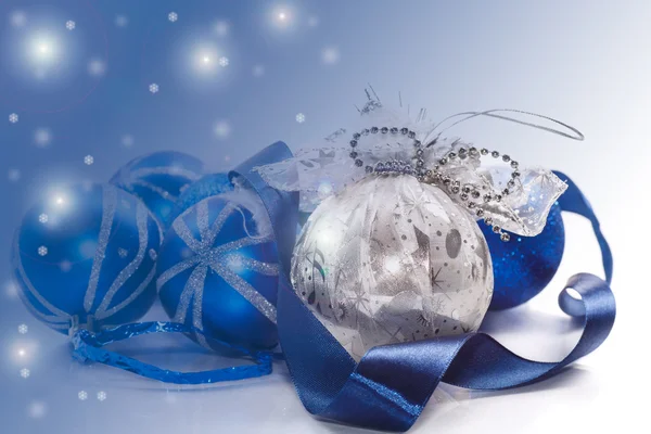 Kerstkaart met blauwe bal met het — Stockfoto