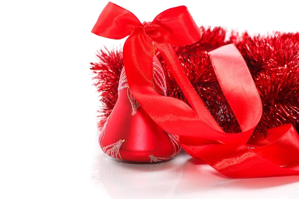Різдвяний дзвін з червоною стрічкою — стокове фото