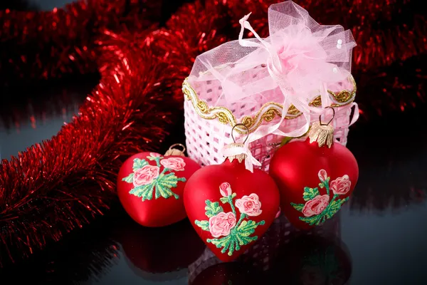 Corazones rojos de Navidad con guirnalda roja — Foto de Stock