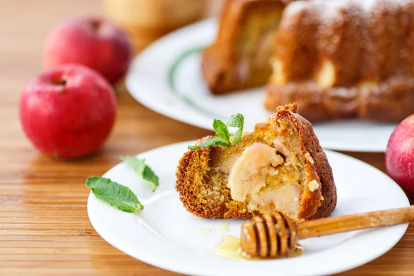 Яблочный и медовый пирог — стоковое фото