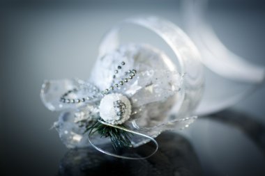 Noel kartı gümüş toplar ve şerit