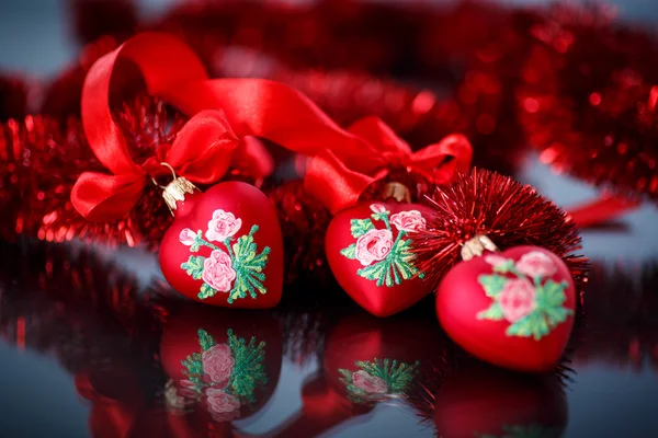 Natale cuori rossi con ghirlanda rossa — Foto Stock