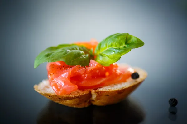 Sándwich con salmón salado —  Fotos de Stock