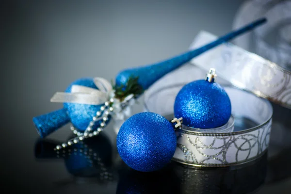 Kerstkaart met blauwe ballen en lint Stockfoto