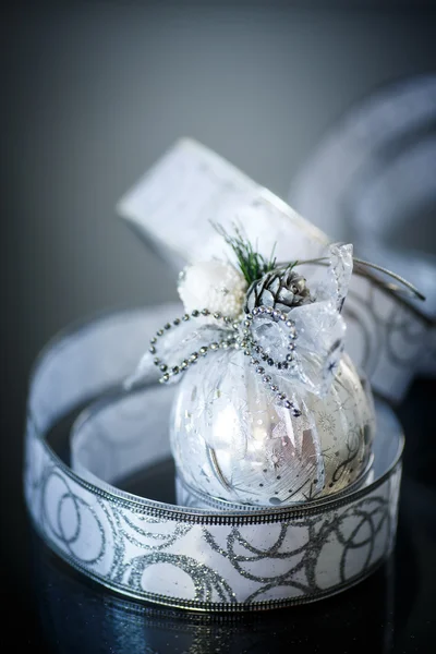 Carte de Noël avec boules d'argent et ruban — Photo