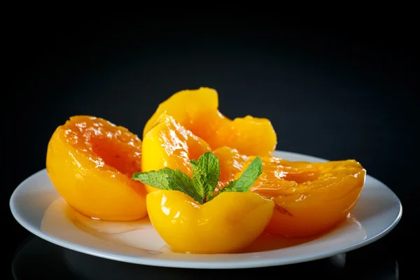 Canned peaches — Stock Photo, Image