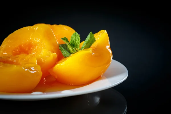 Canned peaches — Stock Photo, Image