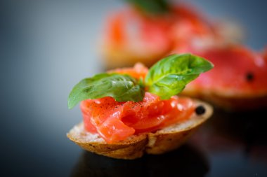 Tuzlanmış somon sandviç