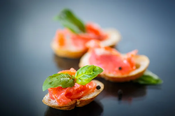 Sanduíche com salmão salgado — Fotografia de Stock