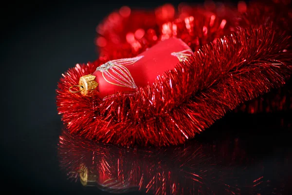 Рождественский колокол с красной гирляндой — стоковое фото