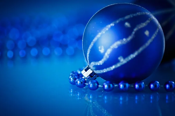 Blauwe kerstbal — Stockfoto