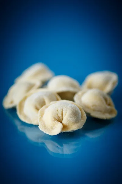 Raaka kotitekoinen pelmeni — kuvapankkivalokuva