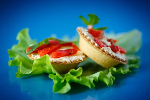 Kırmızı balık ile doldurulmuş tartlets — Stok fotoğraf