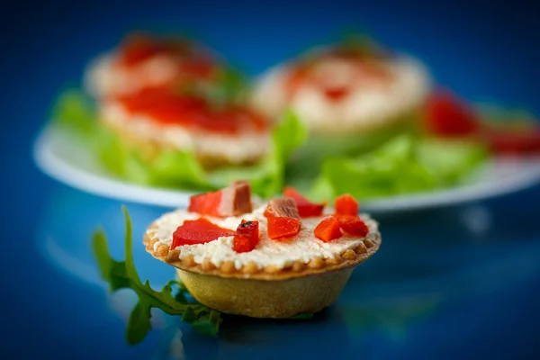 Tartlets fylld med röd fisk — Stockfoto