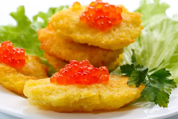 Potato pancakes with red caviar — Stock Photo, Image