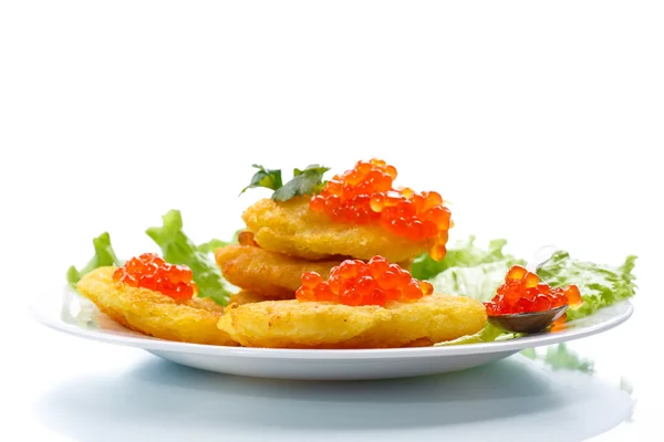 Frittelle di patate con caviale rosso — Foto Stock