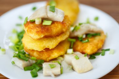 patates gözlemesi ringa balığı ve soğan ile