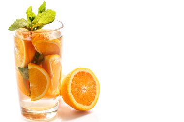 Nane ve mandalina bir bardak limonata