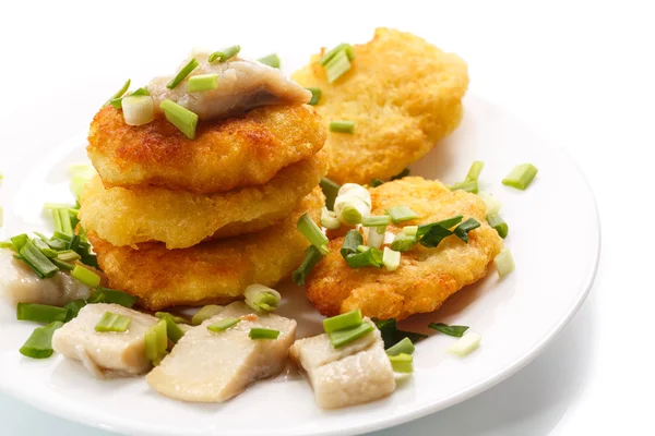 Tortitas de patata con arenque y cebolla — Foto de Stock