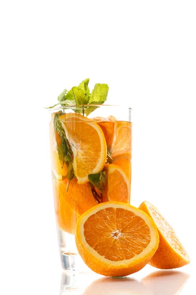 Лимонад з м'ятою та мандаринами у склянці — стокове фото
