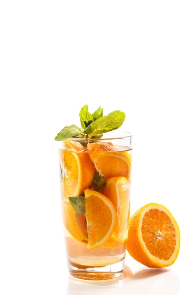 Limonade met munt en mandarijnen in een glas — Stockfoto