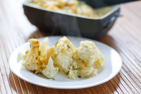 Pişmiş yumurta ve peynir ile karnabahar — Stok fotoğraf