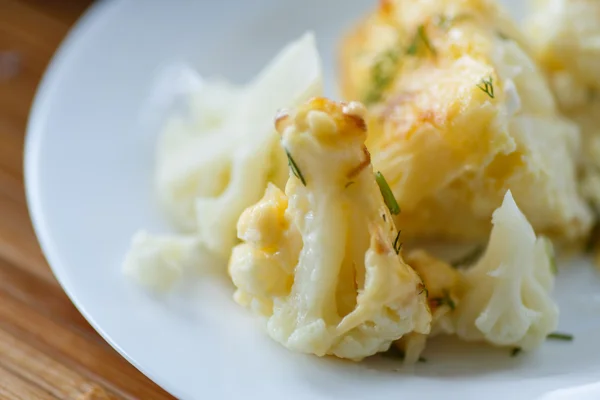 Blumenkohl mit Ei und Käse gebacken — Stockfoto