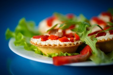 kırmızı balık ile doldurulmuş tartlets