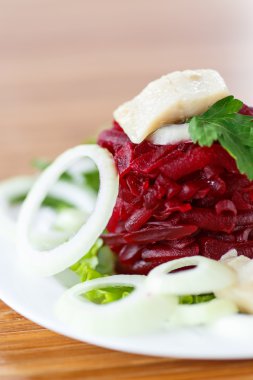 haşlanmış pancar ve ringa balığı salatası