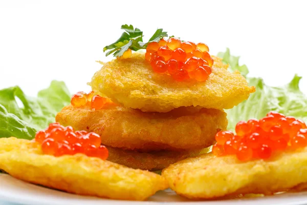 Potatispannkakor med röd kaviar — Stockfoto