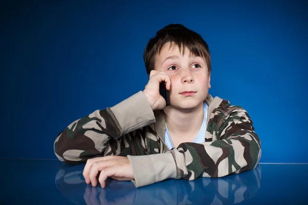 Porträtt av en tonåring med en telefon — Stockfoto