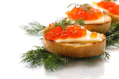 Kırmızı havyar ile ekmek dilimi