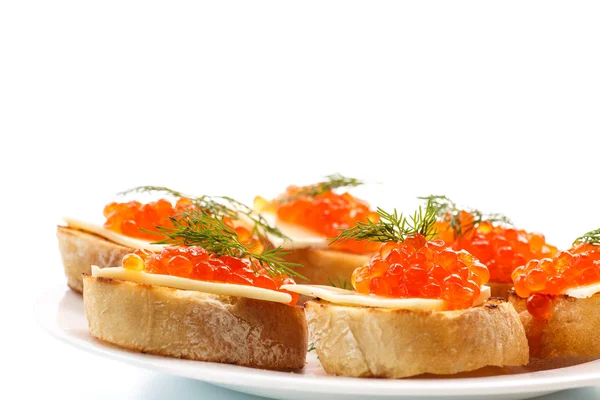 Rebanada de pan con caviar rojo —  Fotos de Stock