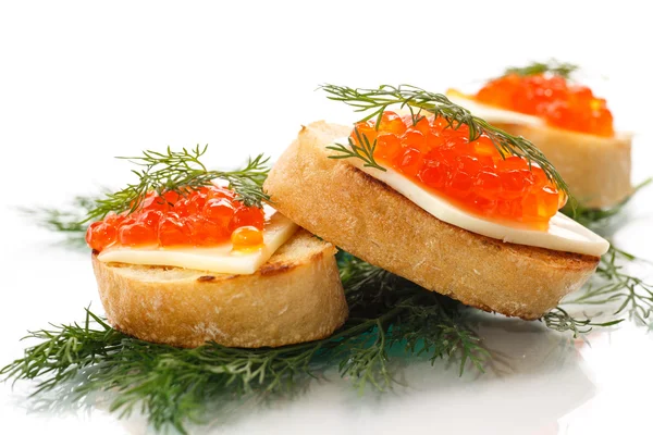 Fetta di pane con caviale rosso — Foto Stock