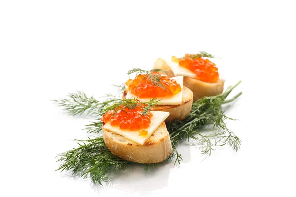 Rebanada de pan con caviar rojo — Foto de Stock