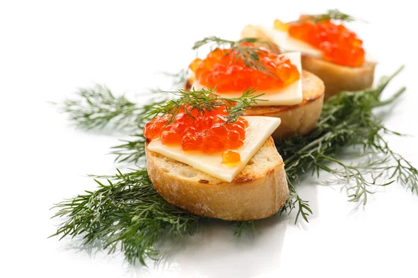 Rebanada de pan con caviar rojo — Foto de Stock